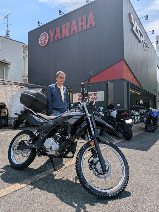 YSPUji2nd's tweet photo. WR125Rご納車させていただきました😃
入荷までお時間掛かりましたがお喜びいただけ何よりです😊
色々な場面でお楽しみください😍
HAPPYなBIKELIFEが訪れますように🎉
#YSP宇治
#納車風景
#WR125R
#YAMAHAが面白い https://t.co/pZxtMjnFxx