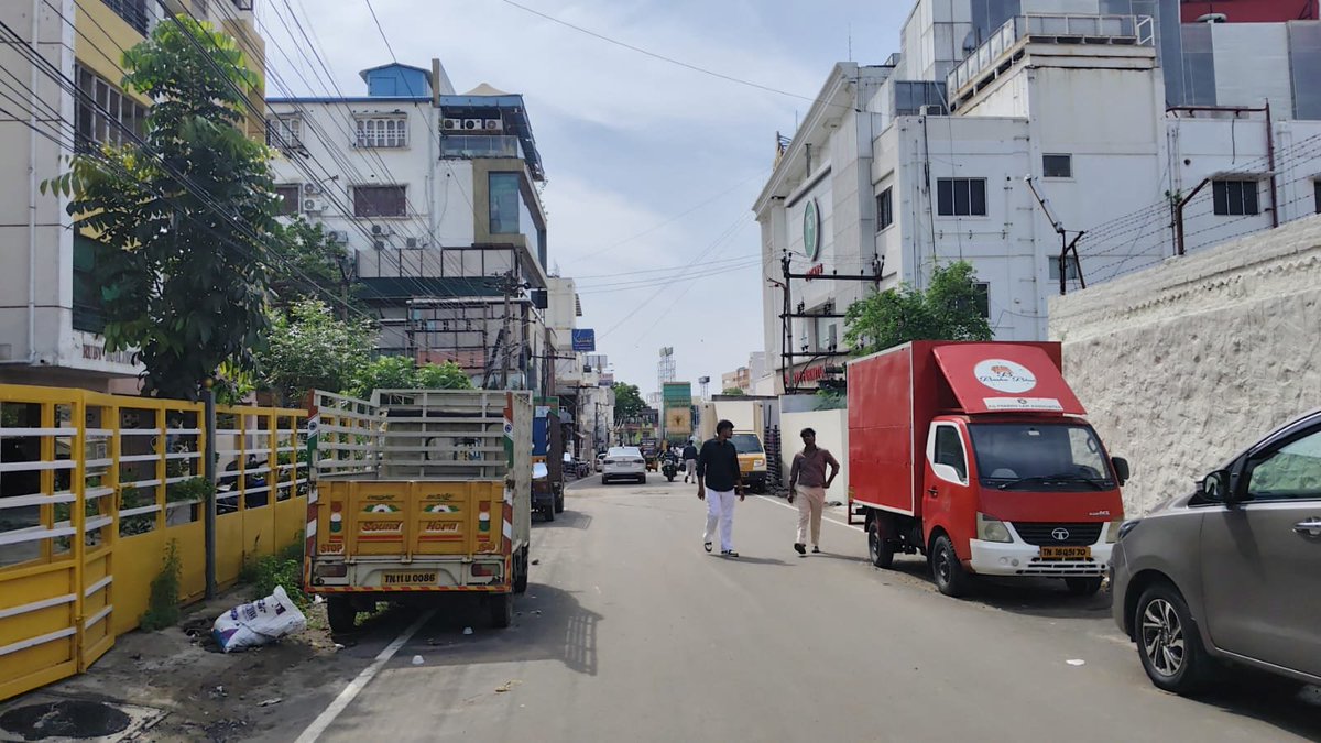 DavidManohar7's tweet photo. These vehicles parked for days on Rangaswamy Street, Adjacent to Pothys, Chromepet causing inconvenience to residents and parking of two wheelers along the wall of Pothys by its customers, aren't removed even after repeated complaints. @CMOTamilnadu @tnpoliceoffl @tnpdial100 @COPTBM