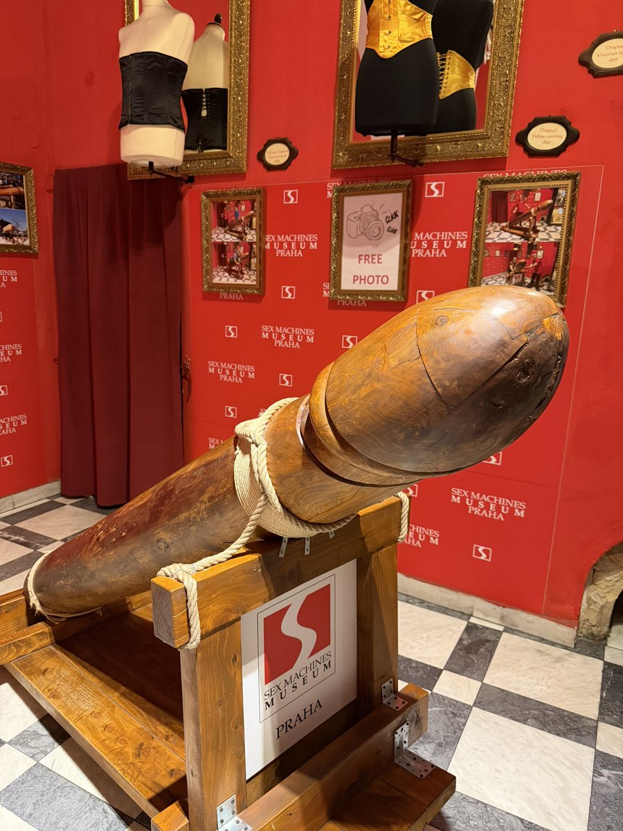 kyohei0128's tweet photo. Google Mapでたまたま見つけた性交機械博物館(SEX MACHINES MUSEUM)。

チェコの秘宝館。観光地のど真ん中にあるけど。

人間のエロに対する創意工夫は、限りがないな！
後、川崎の"かなまら祭り"が日本のメジャーな祭り扱いになってるのがワロた。 https://t.co/M7hNMZMbFG