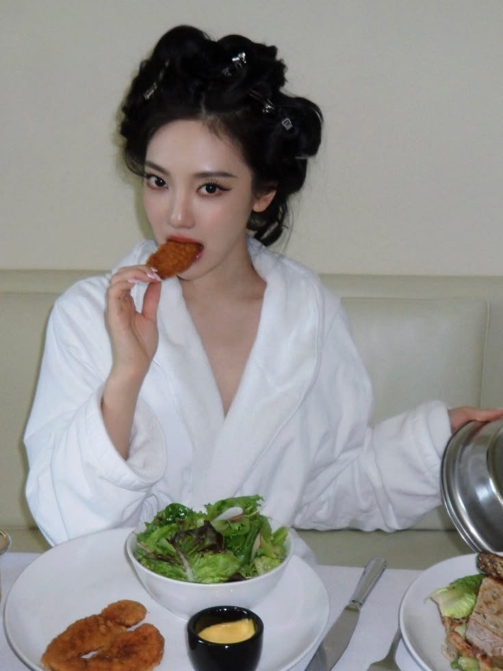 leudivine's tweet photo. Good morning dari aku yang baru selesai mandi langsung sarapan. Gimana malam pertama kalian di Villa? https://t.co/ZjuJXIOhGQ