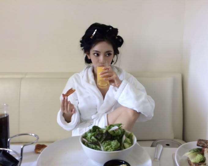 leudivine's tweet photo. Good morning dari aku yang baru selesai mandi langsung sarapan. Gimana malam pertama kalian di Villa? https://t.co/ZjuJXIOhGQ