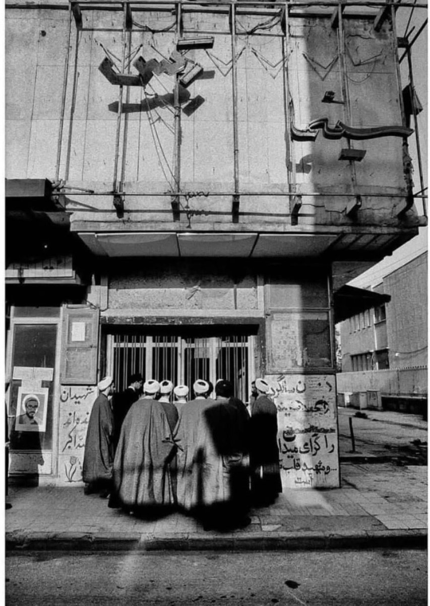 Amir_Thorn's tweet photo. درست گفته اند که : مجرم همیشه به محل جرم برمیگردد. ملایان  مشغول نگاه کردن به سینمای در آتش سوخته و مخروبه « رکس آبادان » 
سال ۱۳۶۳ خورشیدی https://t.co/29fz1Ftev0