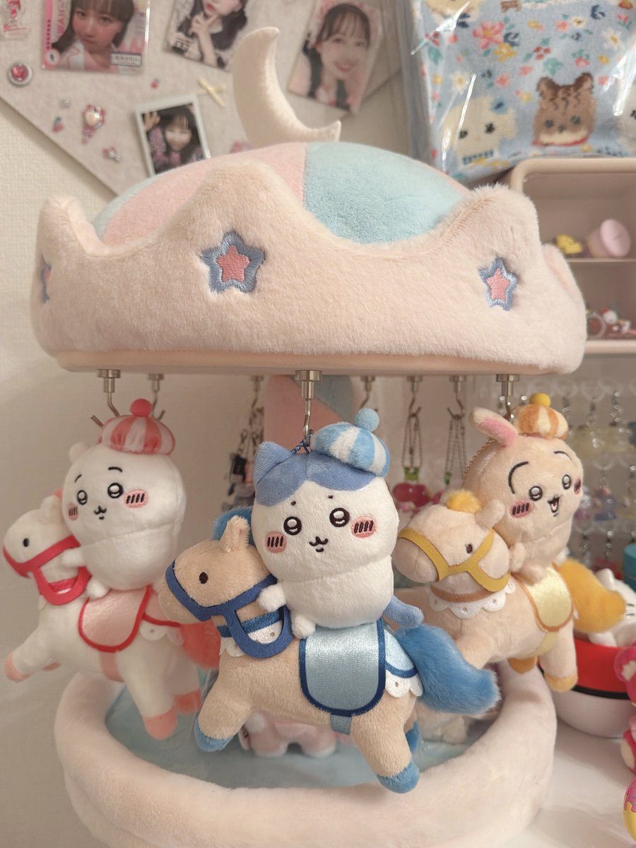 ID_ga_hoshii's tweet photo. ついに…ついにやったぞ…🎠💫
これはたまたま自分で買ってたぬい飾るメリーゴーランドだけど公式も台座のメリーゴーランド出してるみたい👀回るかは知らないけど👀
とにかくかわいい、困った！！！！！！

#ちいかわ https://t.co/cH0m5H1Dsa