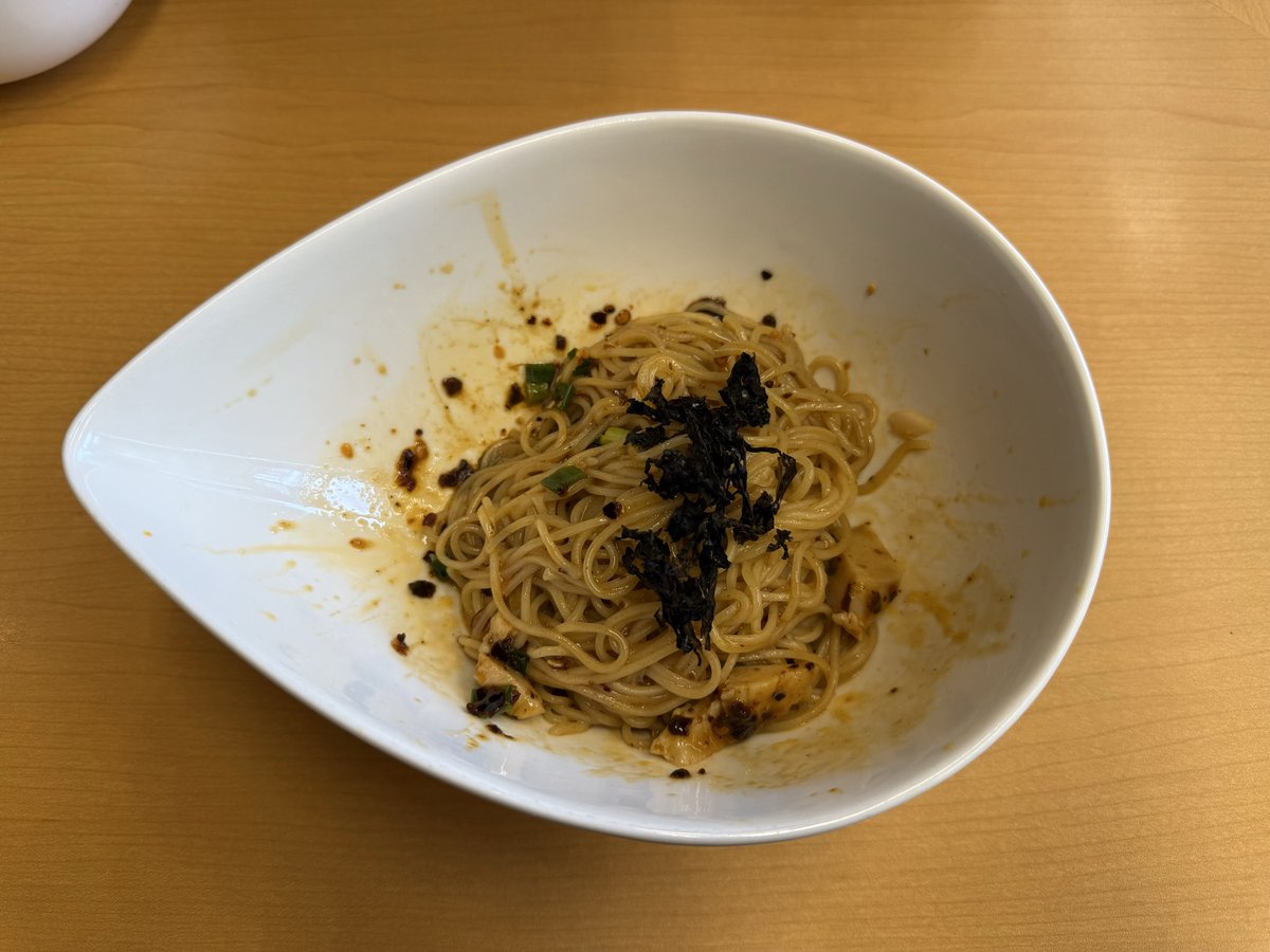 jiffry0621's tweet photo. 2026年174杯目は、鶏'sさん。今回は【鶏油そば】+【和え玉(辛味担々)】TP白髪ねぎを美味しく頂いて来ました！🍜👍😁

休日の昼ラー。今日も所用で近くまで…って事で、何年かぶりでココ！🙄諭吉FCになって初？🤔大体油そばって、まぜそばよりもタレが少なく太麺なのかな？🤔

それではぁ～ごっそれー🙏 https://t.co/WcT2KjA9Ai