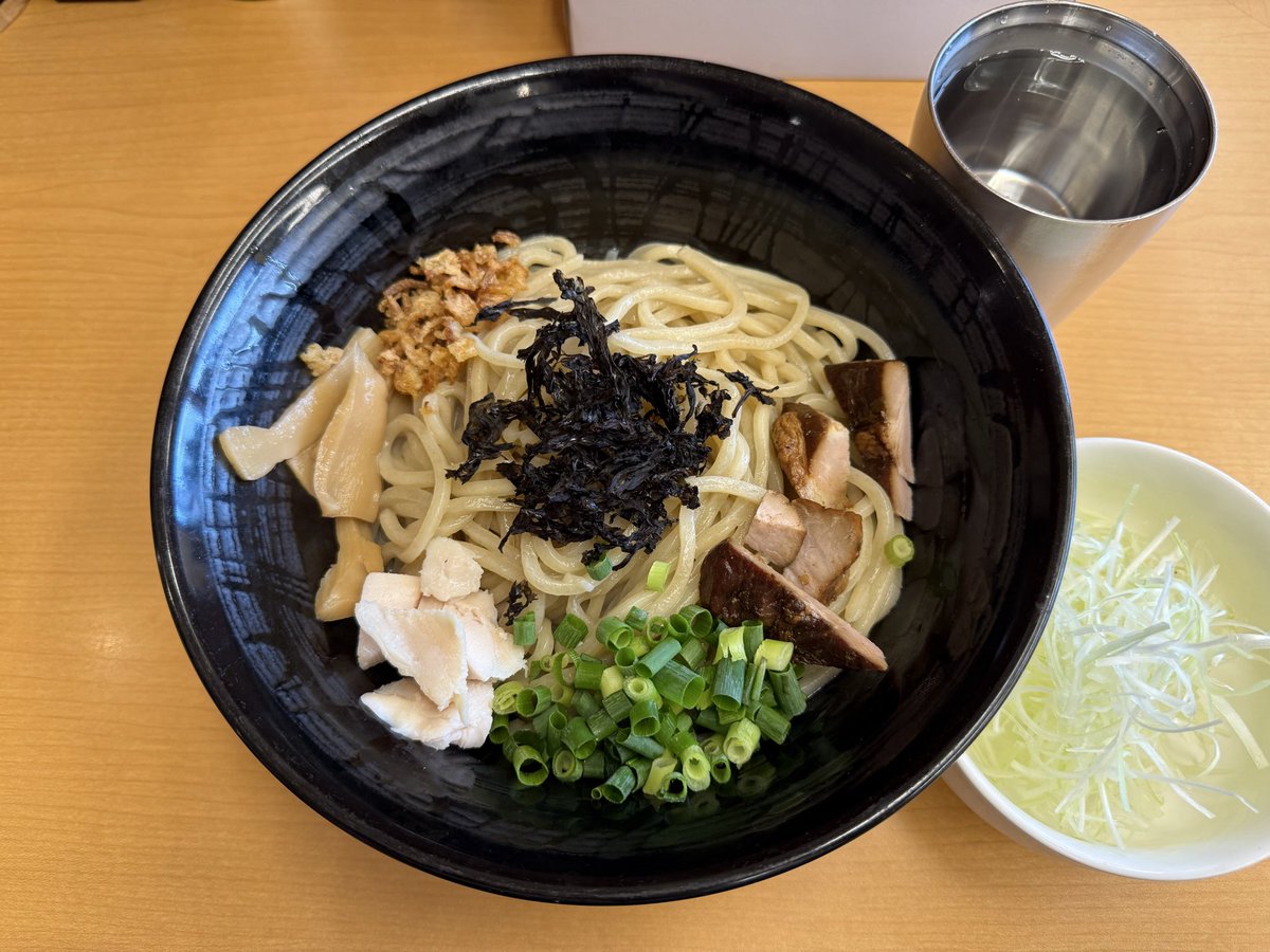 jiffry0621's tweet photo. 2026年174杯目は、鶏'sさん。今回は【鶏油そば】+【和え玉(辛味担々)】TP白髪ねぎを美味しく頂いて来ました！🍜👍😁

休日の昼ラー。今日も所用で近くまで…って事で、何年かぶりでココ！🙄諭吉FCになって初？🤔大体油そばって、まぜそばよりもタレが少なく太麺なのかな？🤔

それではぁ～ごっそれー🙏 https://t.co/WcT2KjA9Ai