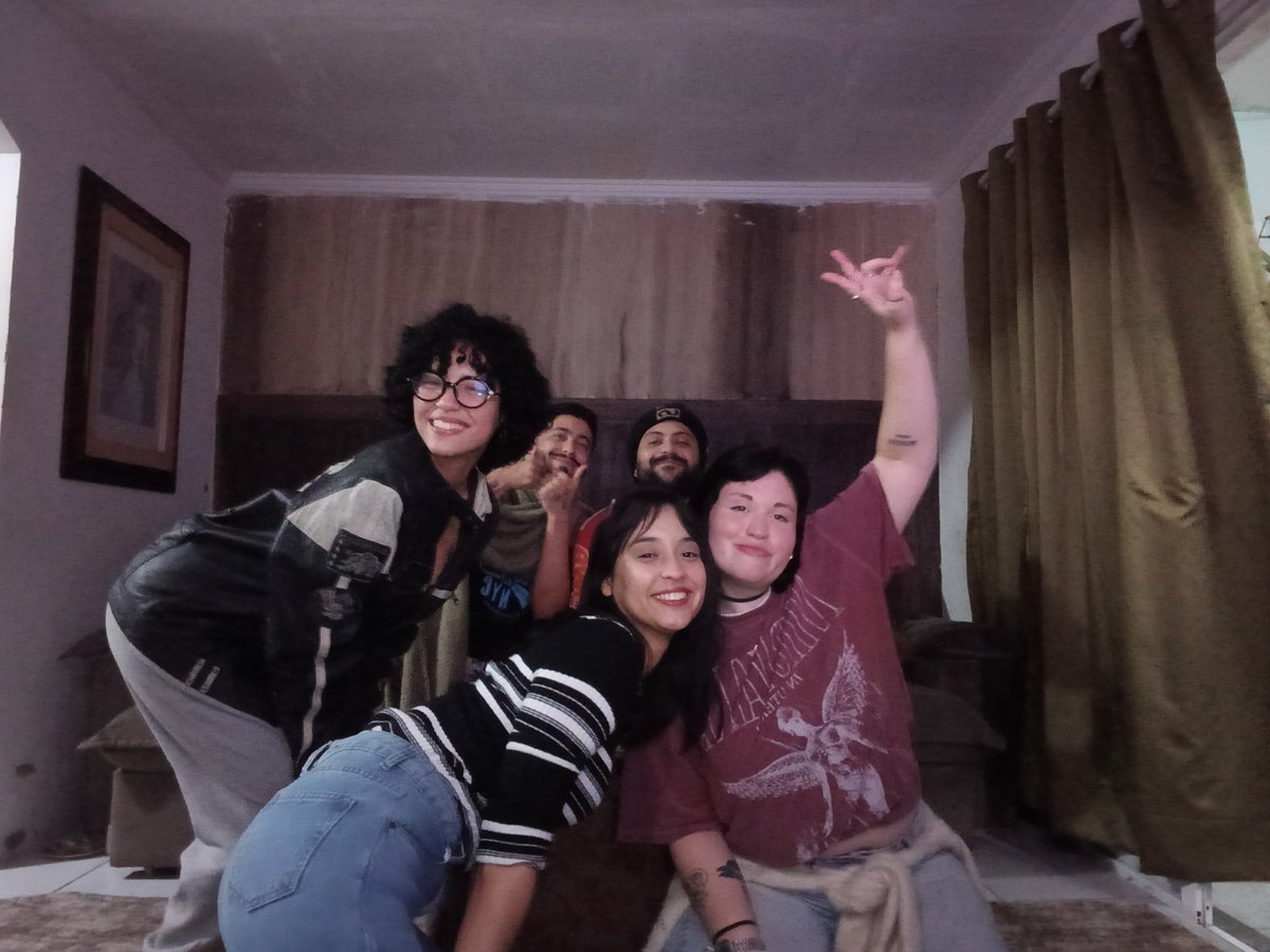 chernoisa's tweet photo. saudade do grupo que se a conversa vaza vai uns 5000 processos ❤️🫰🏻 https://t.co/zMUlWMovvO