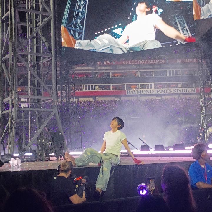 0kash111's tweet photo. Take me back to Tampa 😭😭 when I got Toronto’s notification in my light-stick today it made me post concert sadd https://t.co/ncjlSaww4J