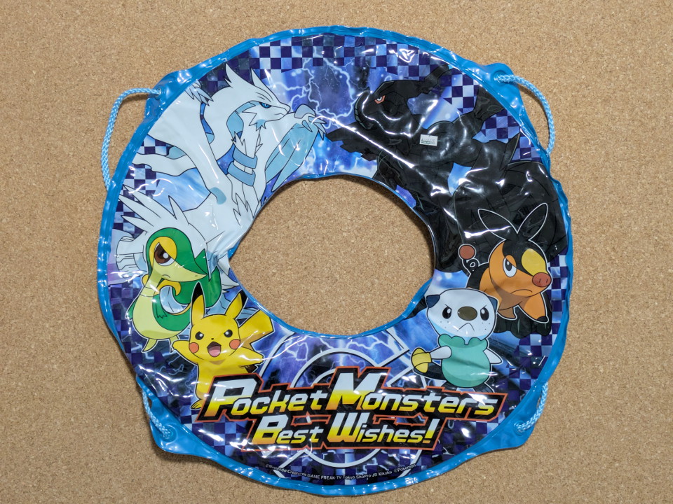 FloatiePopper's tweet photo. ポケモンBWの浮き輪も330円。 https://t.co/BN2ySrMT7E