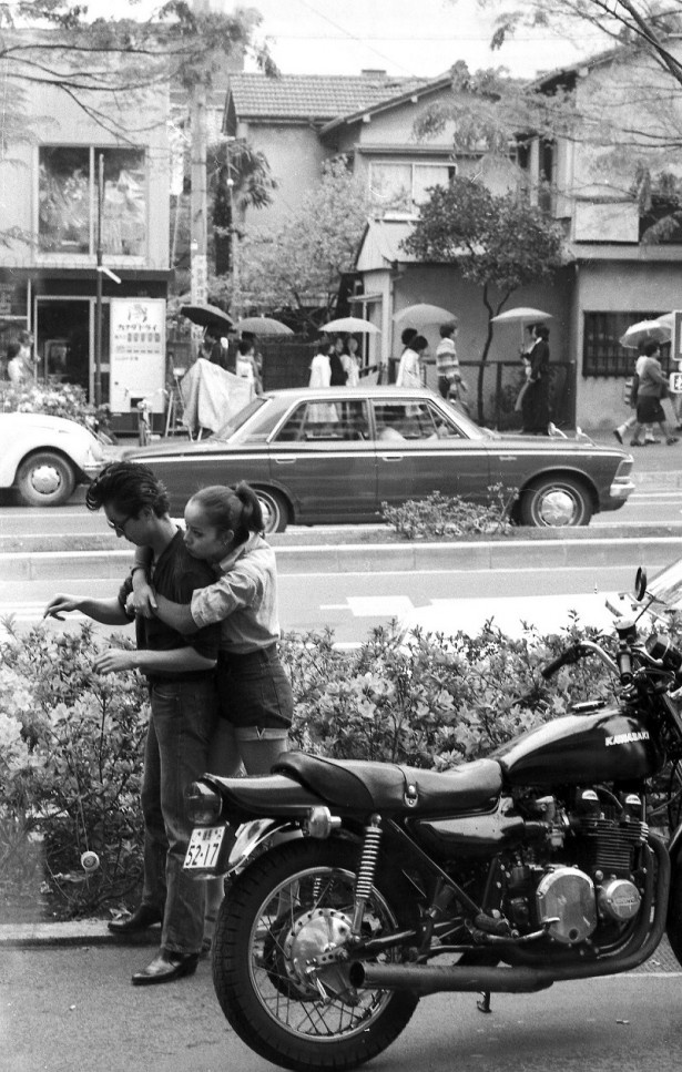dada04mach's tweet photo. 1970年代の原宿
セントラルアパートにあった喫茶店
「レオン」の前をとらえた
野上眞宏氏による写真
女性はモデルの鹿間ケイさん
男性はクールスの村山一海さん
そしてカワサキZ2

80年代中盤
自分が原宿に行くようになったころには
ほんの僅かだけど
まだこの匂いがかすかに残っていた
「オオオ、��ォンッ！」
たまに聞こえる古めの4気筒の集合管の音
きっとどこかのガレージで眠っていた
バイクだったんだろう