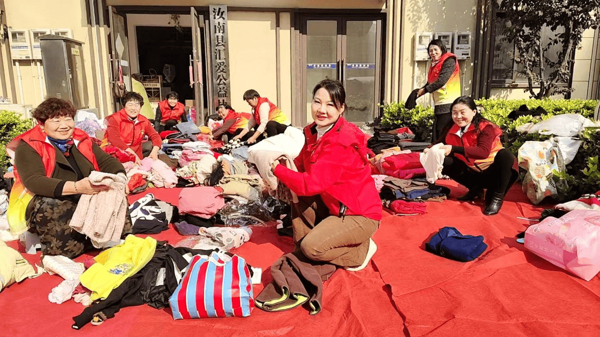 MatzCatz's tweet photo. Just spent the morning sorting over 200 warm winter blankets for unhoused neighbors downtown—small acts add up to big warmth! #VolunteerForGood #CommunityCare， https://t.co/h7eG6hRRpx