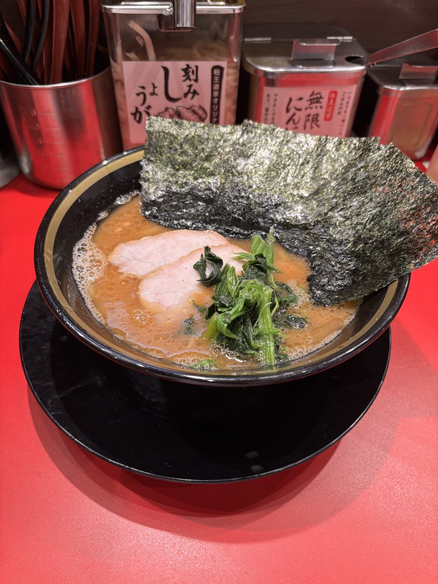 takkun510's tweet photo. 天六に最近できた王道乃印 天神家でラーメン普通盛を味はうす口であとは普通でライスと一緒にいただきました🍜
スープはうす口ぐらいが濃すぎず塩分濃度もちょうどいいかなと、、
スープに浸したのりに刻みしょうがと無限にんにく、マヨネーズをかけてライスをいただくとめちゃくちゃ背徳🤣 https://t.co/cMVof8W2Rj