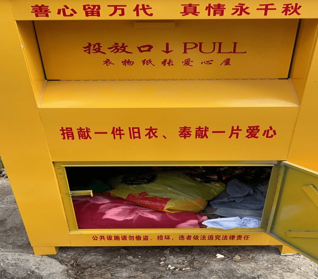 Samuelrakas1's tweet photo. Clearing out old clothes u0026 books today—donating items that still work but I don’t use. One man’s trash is another’s treasure! https://t.co/2gocS5NYH5