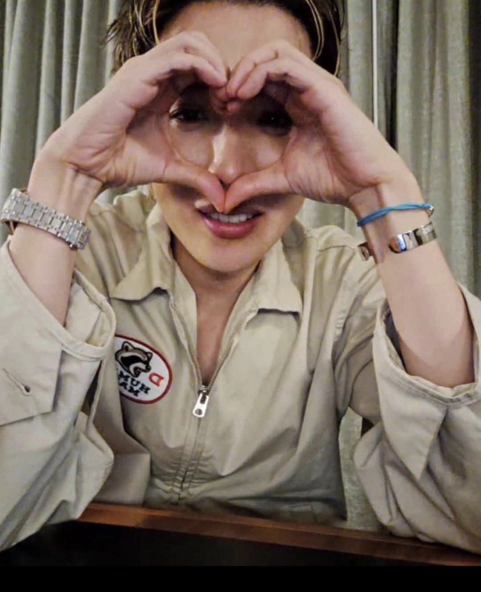 Vantaeuwuu's tweet photo. ver un live de Hobi es como sentir paz , es como hablar con un hombre sabio, con un amigo que simplemente se acordó de ti después de un largo día. El corazón tan hermoso q tiene Hobi nunca jamás estará en duda😭💘 https://t.co/sCjQ2gLDWi