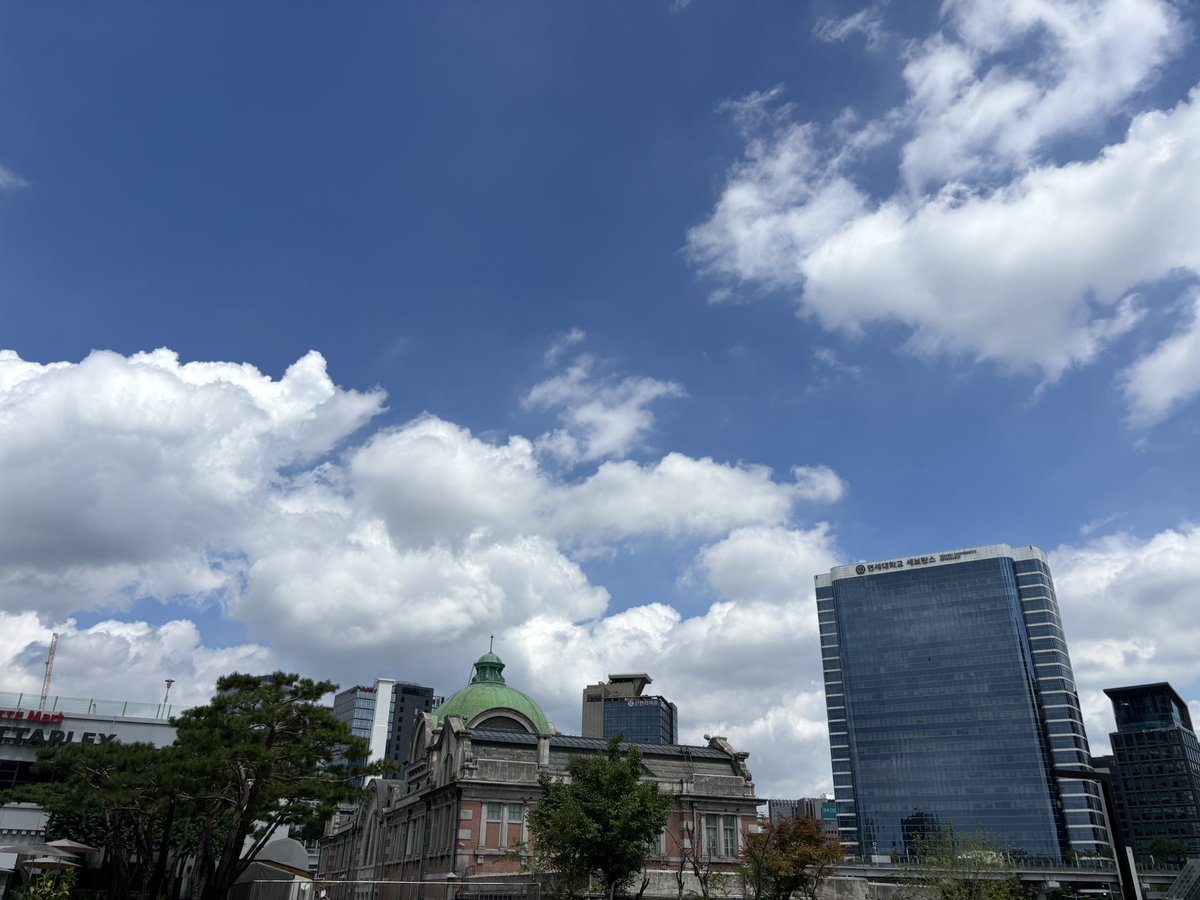 rirukyo's tweet photo. ソウル駅
ロッテマートでお土産買って椅子がないからカフェに寄ってます。
電車の時間まであと1時間以上あるのでまったりします😂😂😂

#ソウル駅
#お茶タイム
#ロッテマート
#荷物めちゃ重い https://t.co/6UzXQQNVIK