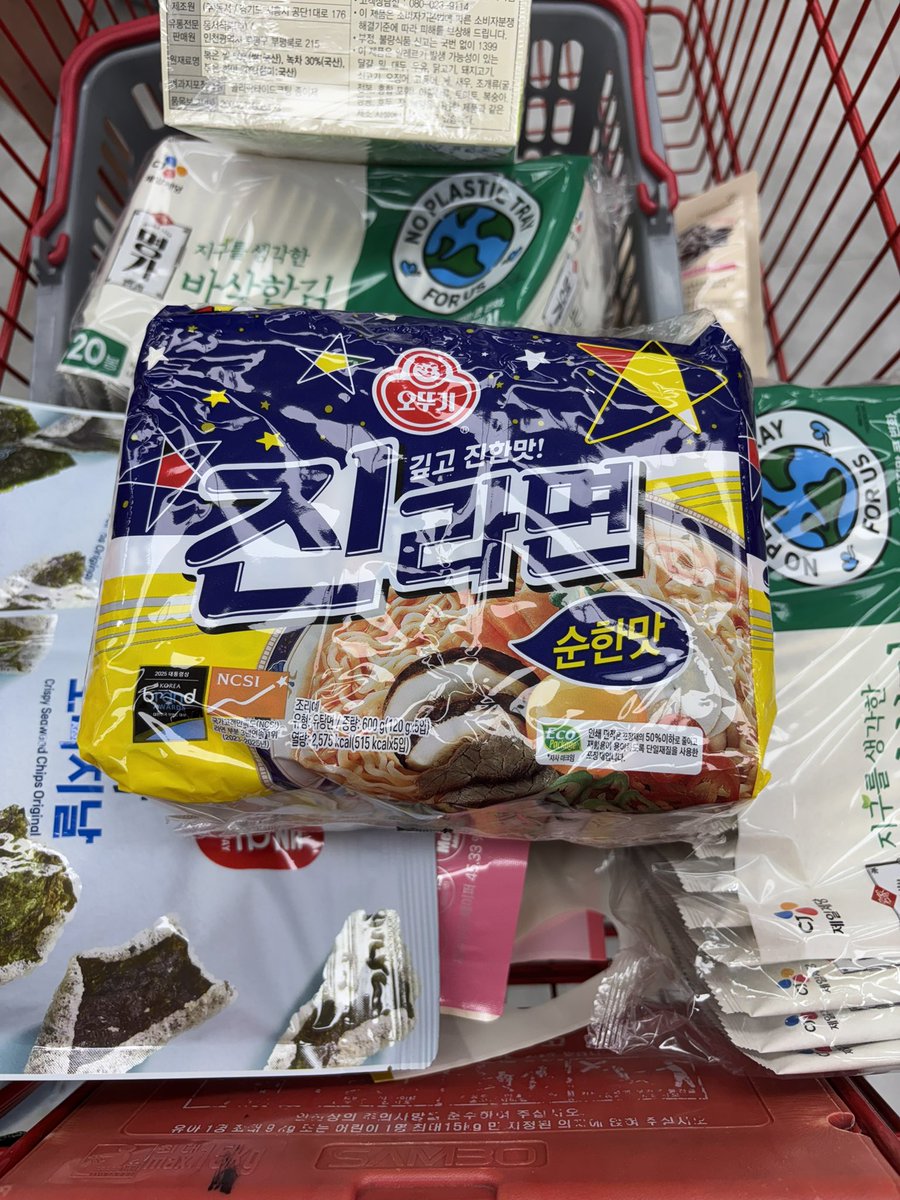 rirukyo's tweet photo. ソウル駅
ロッテマートでお土産買って椅子がないからカフェに寄ってます。
電車の時間まであと1時間以上あるのでまったりします😂😂😂

#ソウル駅
#お茶タイム
#ロッテマート
#荷物めちゃ重い https://t.co/6UzXQQNVIK