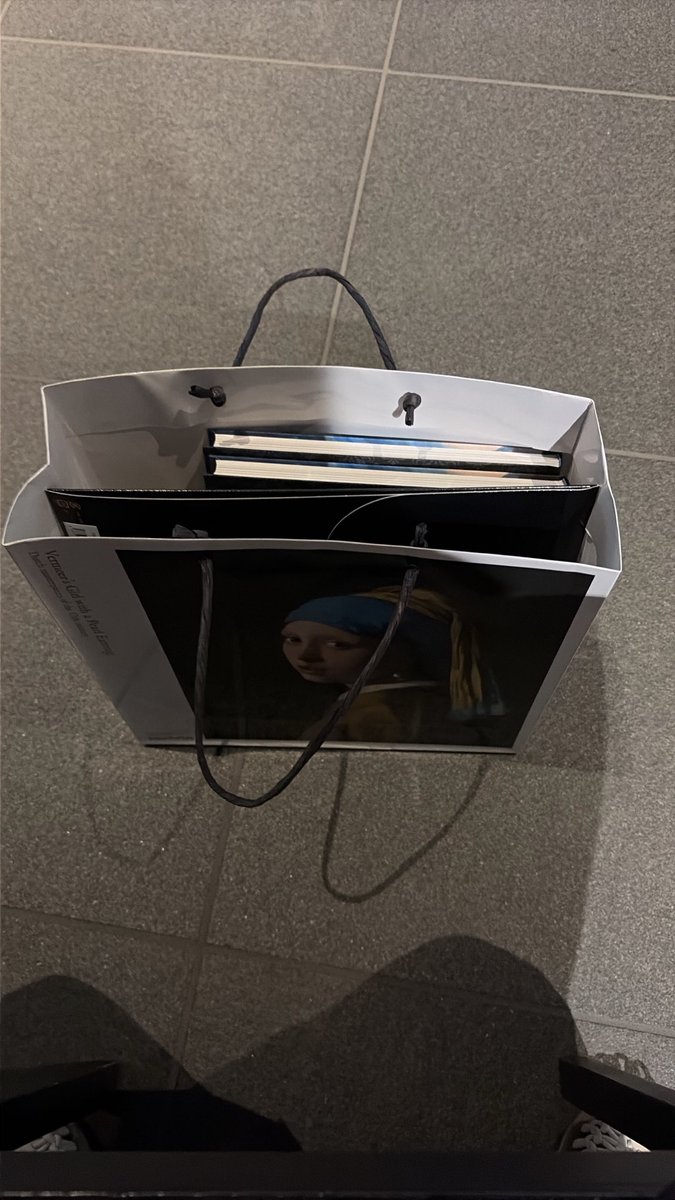 zabie_'s tweet photo. フェルメール展物販の売り切れ多い感じが残念だったけど入場から買い物終了までで1時間30分くらいでまわれたので
だいぶ改善されたのかな https://t.co/U1WTBNZzdP