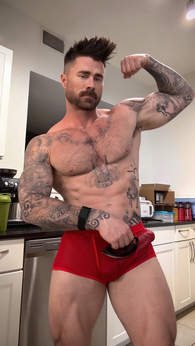 LeaultP's tweet photo. just hanging out, wondering how many of u are daydreaming about me rn 😏 https://t.co/mD8751nzCK