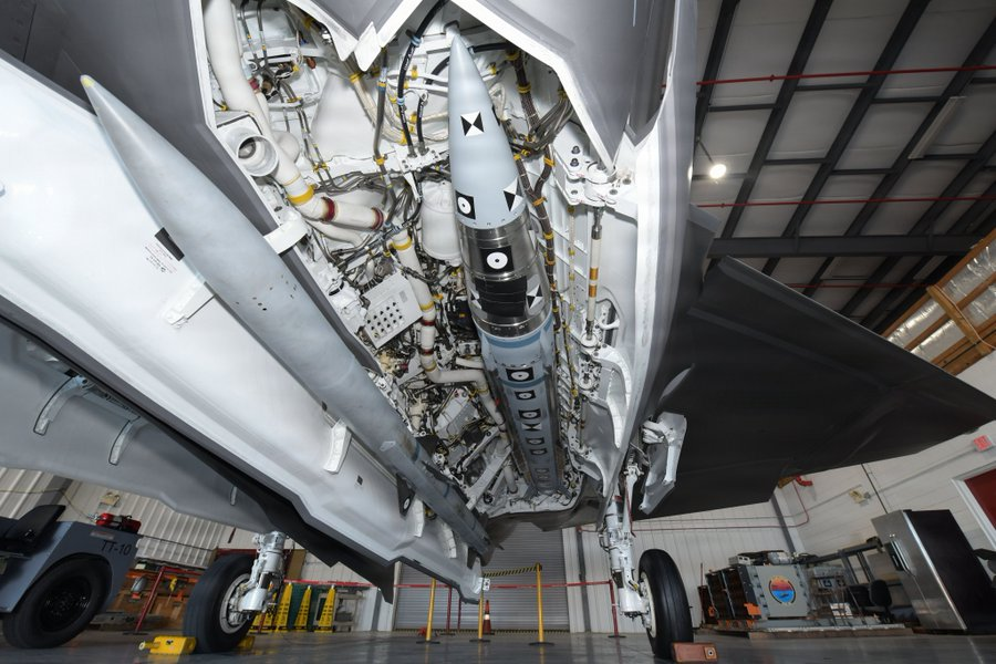unbroken_faggot's tweet photo. @Flankerchan After analyzing this image i just realized F-35 can only carry 2 of them, they can't fit them at the bay door so they will still need the AMRAAM or the 260..

TLDR; my bad, i stand corrected https://t.co/fKLaVKVwie