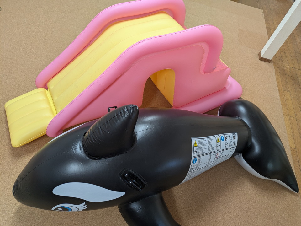 FloatiePopper's tweet photo. ふくらませて確認したところ���2013年製のINTEX黒シャチと滑り台でした～
なるほど。

この滑り台は何者かとGoogleレンズで調べたら、Amazonとかで売られてる中華物みたいね https://t.co/AUSVDObbvI