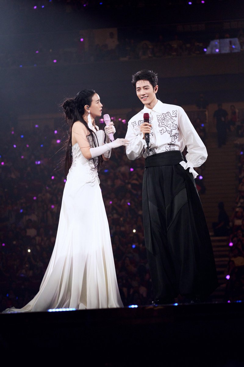 D_TheEveryDay's tweet photo. ว้าวววว สตูมาลงรูปพี่จ้านกะน่าอิงบนสเตจ มี live photo 2 กะรูปปกติ 16 ค่ะ พี่จ้านยืนฟังอยู่หลังเวทีอ่ะ ง่าาา ละรูปบทเวทีสวยมาก รูปคู่กะน่าเจี่ยคือสวยมากกก https://t.co/dey0fPxWar