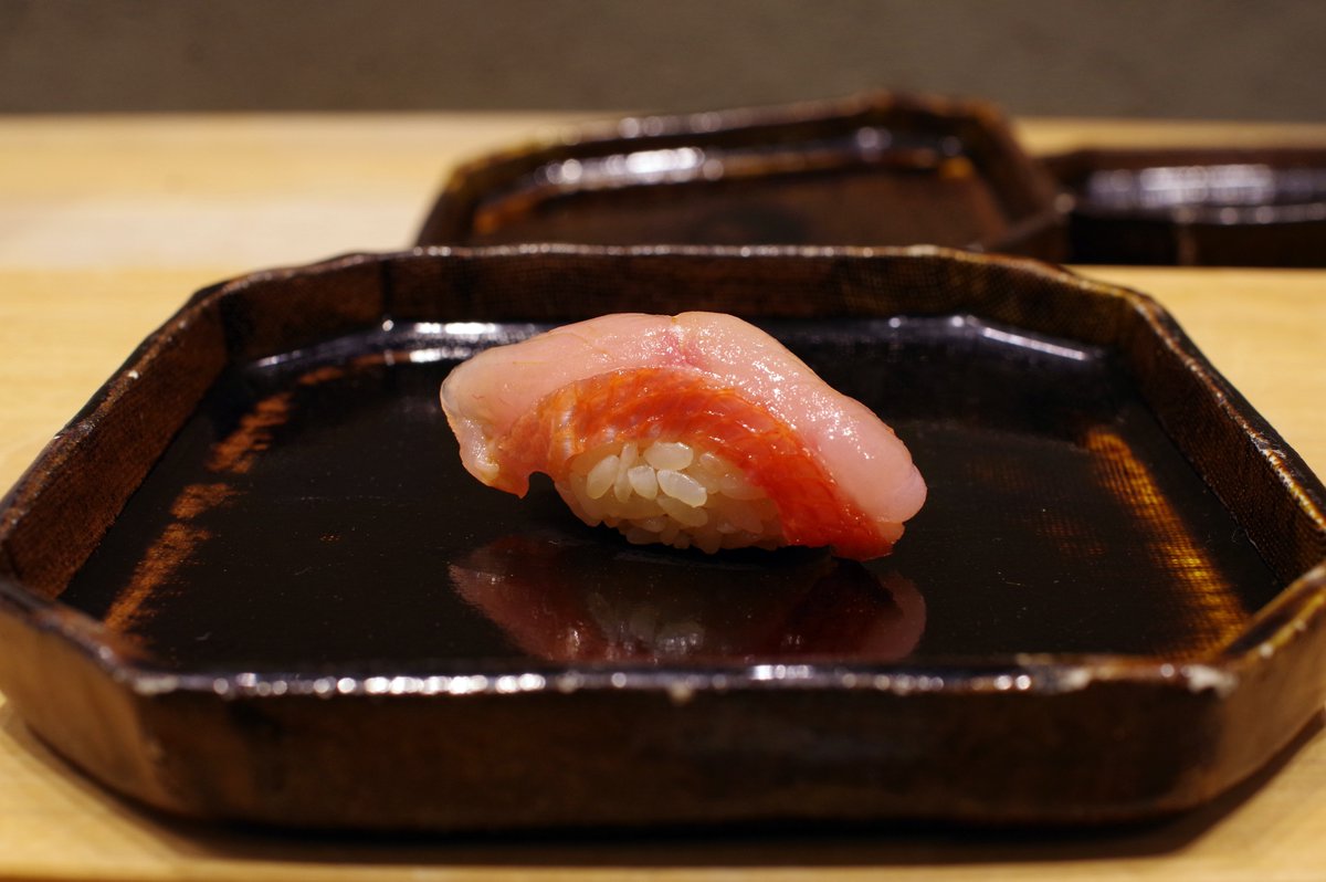 sushilog01's tweet photo. フリーフローで12,100円の内容としては非常に良い鮨店。
飲み物込みで12,000〜14,000円のお店は地雷店が多く、タネの原価が低く、肝心のシャリがダメなケースが散見されますが、こちらは「本当に美味しいコスパが良い鮨店」だと断言します。
金目鯛や鮪のタイミングで温かいシャリに交換✨️ https://t.co/67x45cWbGT