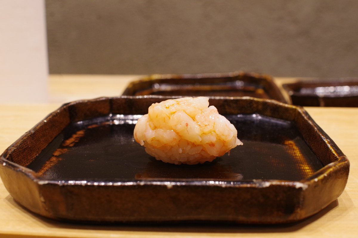 sushilog01's tweet photo. フリーフローで12,100円の内容としては非常に良い鮨店。
飲み物込みで12,000〜14,000円のお店は地雷店が多く、タネの原価が低く、肝心のシャリがダメなケースが散見されますが、こちらは「本当に美味しいコスパが良い鮨店」だと断言します。
金目鯛や鮪のタイミングで温かいシャリに交換✨️ https://t.co/67x45cWbGT