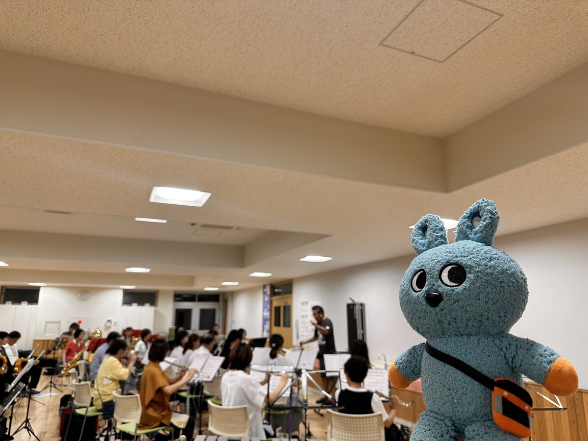 EbinaWind's tweet photo. こんにちは🌞

昨日は練習中にゲリラ豪雨に見舞われ、夜中には地震でびっくりして、落ち着かない1日でした☔️⚡️

そんな中、クラリネットパートへ2名の見学者さんをお迎えし、さらにもころんまで来てくれました笑
（もころん、3周年おめでとう🥳）

#えびすい #海老名 #吹奏楽 #もころん https://t.co/9hpZbhRSfQ
