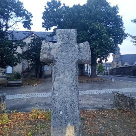 ThiChaplain's tweet photo. Une #croix à #Plérin dite "Mérovingienne", y a pas de #datation précise car elle n'est pas à son emplacement d'origine, elle a aussi était dans le parc de l'évêché au XIXème siècle avant de revenir à Plérin. Elle est inscrite à l'#inventaire des MH depuis 1925. https://t.co/tjIYOnjkRp
