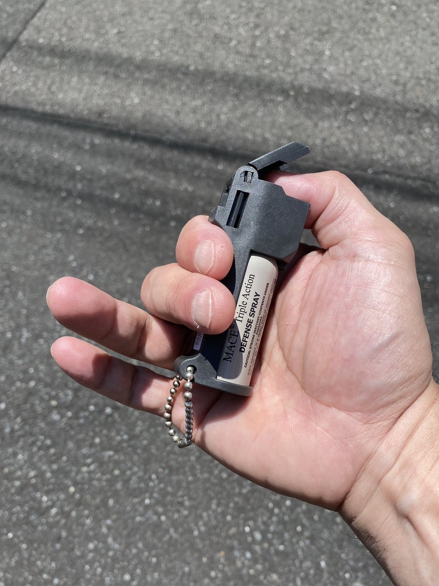 bodetan's tweet photo. 数年前から新幹線スタッフが、mace（催涙スプレー）を提げている姿を見かけます。有事への当然の備えです。
しかし、取り押さえる役割の警備員に許されてるのは警棒のみ。催涙スプレーは、非力な人でも使えるよう設計された護身用品。
そして日本の警備員は、武術未経験や高齢者が少なくないのが実情。 https://t.co/2lJKgXJ2Vh
