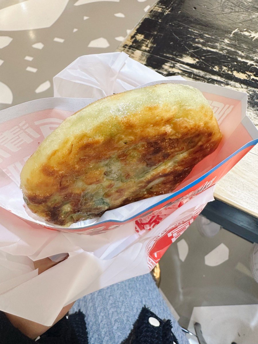 lee_majik's tweet photo. [Warm, crispy scallion pancake from the street stall—crunchy edges, fragrant green onions, perfect quick bite on a cool afternoon. ]， https://t.co/ggQuhYUtxj