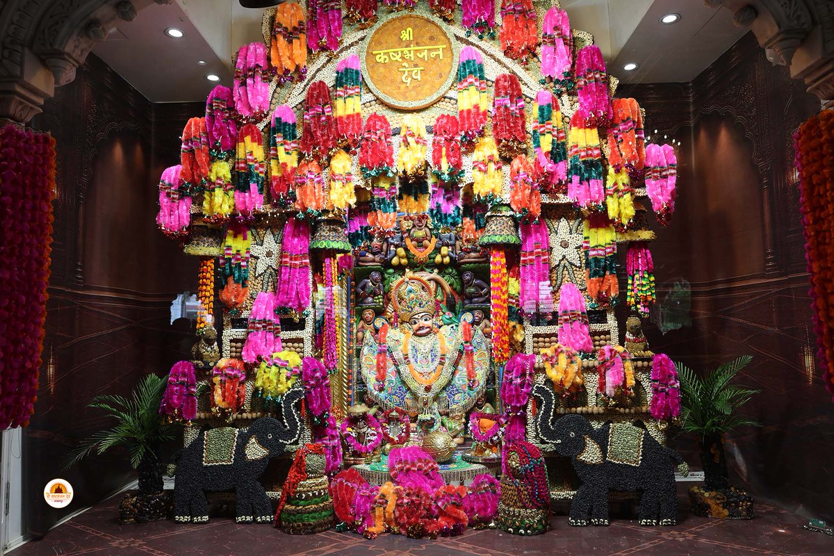 kashtbhanjandev's tweet photo. Darshan :23-08-2026
Pavitra no Shangar
શ્રાવણ માસ મહોત્સવ અંતર્ગત પવિત્રા એકાદશી નિમિત્તે શ્રી કષ્ટભંનજન દેવને પવિત્રાના હારના વાઘા અને પવિત્રાના શણગાર
Hello Devotees
Jai Shri swaminarayan
Shri kashtbhanjandev hanumanji Maharaj Salangpur dham.
https://t.co/tteV5KhUvC https://t.co/7chhhxYEeF