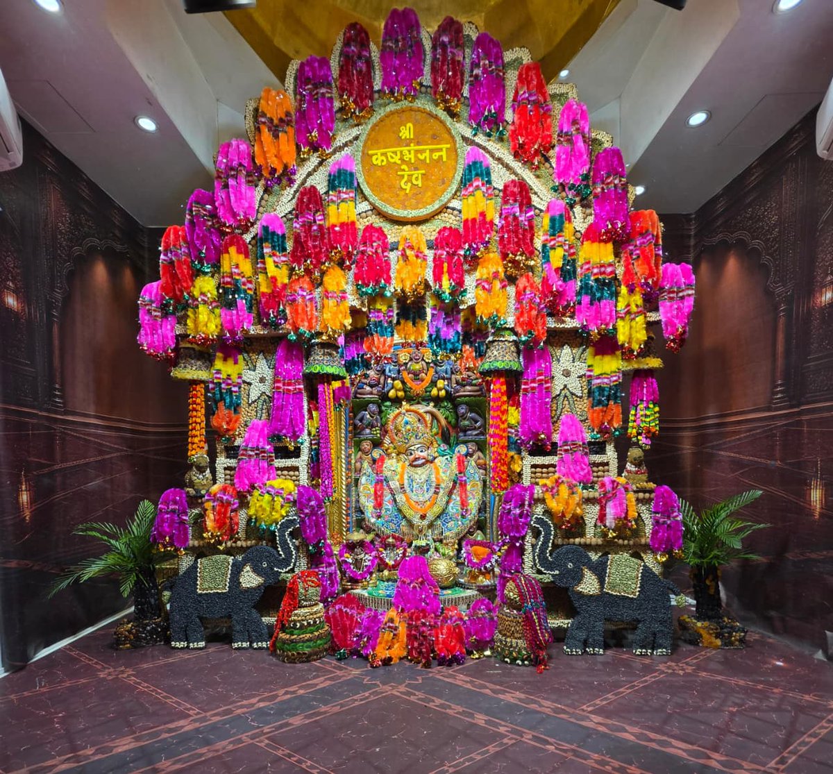 kashtbhanjandev's tweet photo. Darshan :23-08-2026
Pavitra no Shangar
શ્રાવણ માસ મહોત્સવ અંતર્ગત પવિત્રા એકાદશી નિમિત્તે શ્રી કષ્ટભંનજન દેવને પવિત્રાના હારના વાઘા અને પવિત્રાના શણગાર
Hello Devotees
Jai Shri swaminarayan
Shri kashtbhanjandev hanumanji Maharaj Salangpur dham.
https://t.co/tteV5KhUvC https://t.co/PJxt5SKmiC