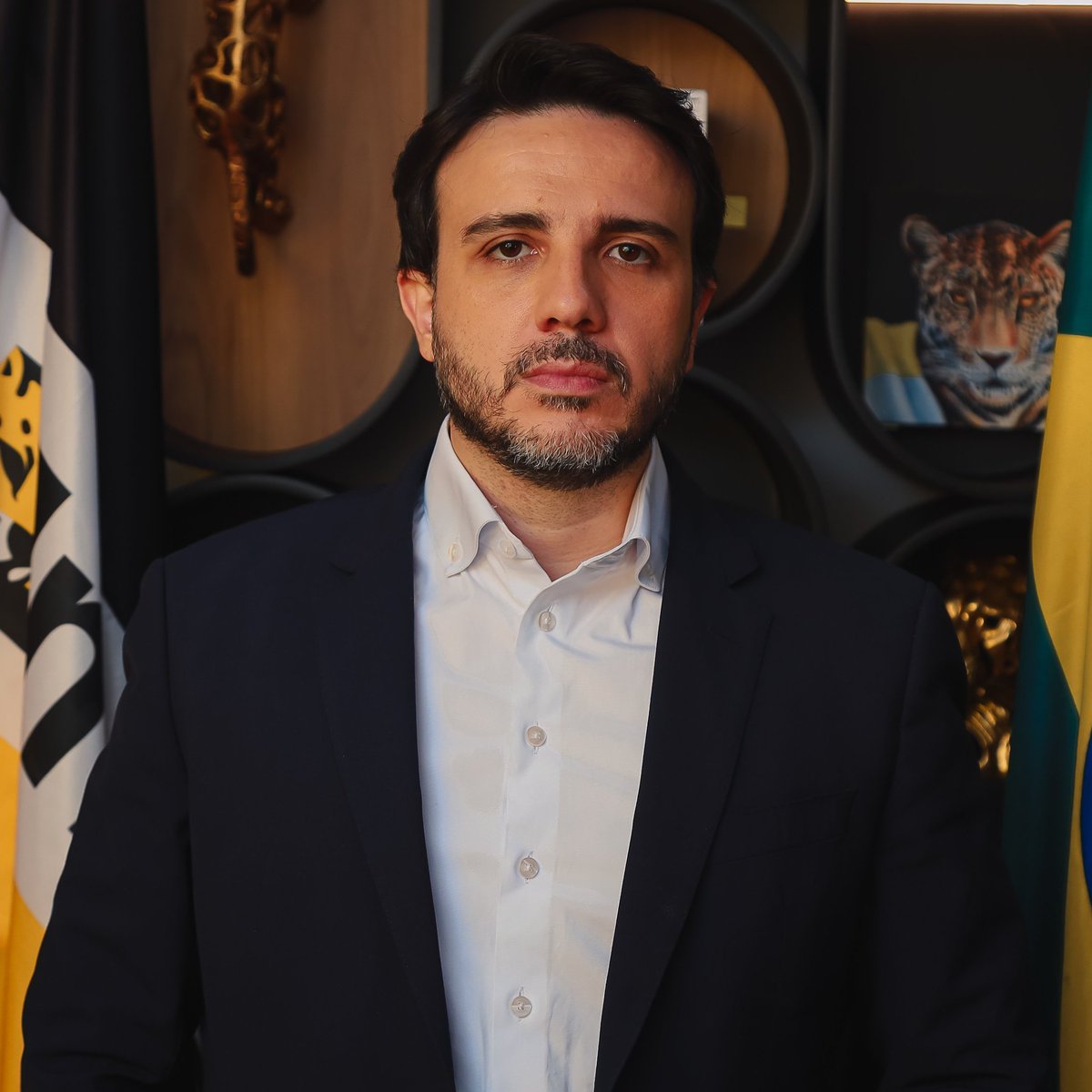 revistadestro's tweet photo. 🇧🇷📢 O plano de governo de Renan Santos propõe a tipificação penal do chamado "crime de favelização", o monitoramento de áreas urbanas por satélite e a criação de um Cadastro Fundiário Unificado Nacional, medidas que, segundo a proposta, promoveriam a desfavelização integral do Brasil em dez anos.