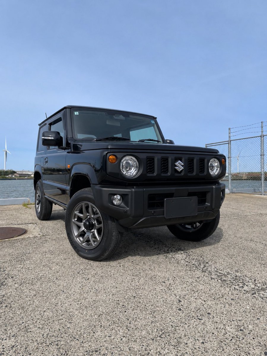 yossyAMG's tweet photo. 私事ですが、約3か月前に新車のジムニーJB64型(5型)が手元に届きました。人生初のマイカー。まずは維持とローンを返しながら、色々できたらと思います。身バレ防止の観点からAIにナンバーを消してもらいました。ジムニーオーナーの皆様、よろしくお願い致しますm(_ _)m

 #JB64
 #ジムニー https://t.co/6yDqHgxUul