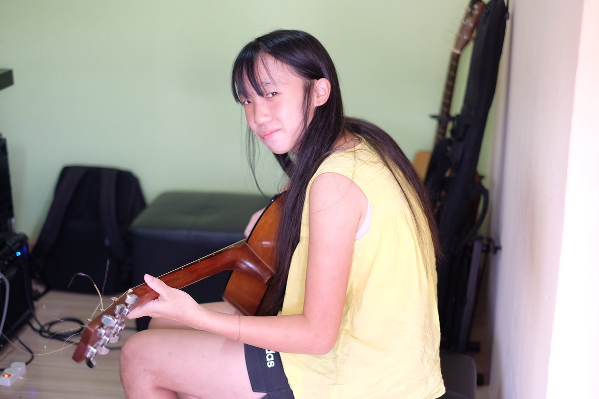 mils_music's tweet photo. 🥁🎻 Kaka ศิษย์สาวน้อยน่ารักจาก Taiwan กลับไปแล้วแต่ยังเรียนออนไลน์อยู่ครับ 🎸🎤
🎷 https://t.co/4giyA76R8k
🎸 IG https://t.co/1NXt4vQaYm
🎵FB : https://t.co/R8Nu07mqUD
#สอนดนตรีเชียงใหม่ #สอนกีตาร์เชียงใหม่ #เรียนดนตรีเชียงใหม่ #เรียนกีตาร์เชียงใหม่ #milsmusic 🎸🎤 https://t.co/71rWkjzIba