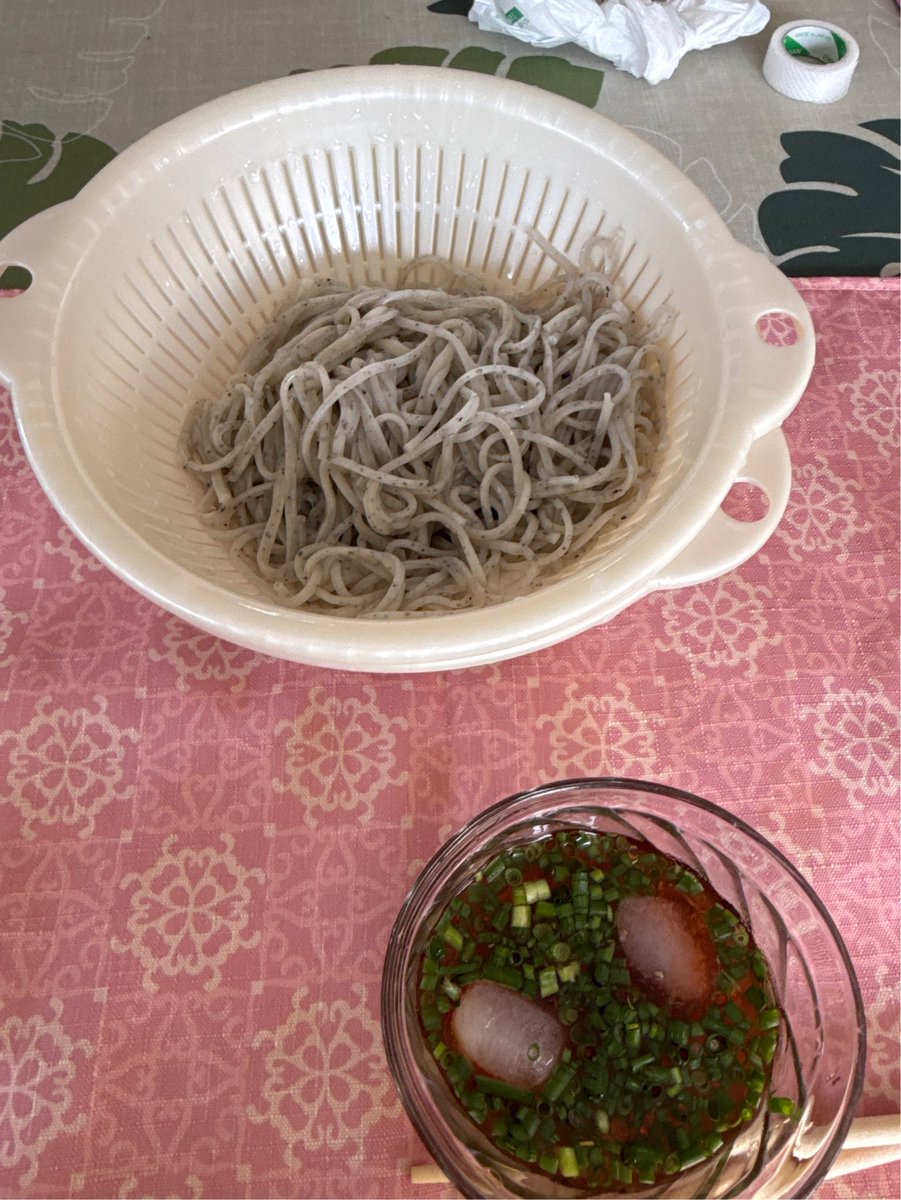 kosuke_nc's tweet photo. お昼は黒胡麻素麺

こ、これにもカロリーや糖質を抑えたりする何かが？
…あ、無い…そう… https://t.co/luQpDoyu6U