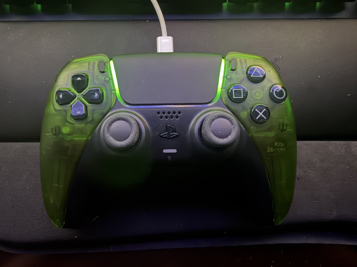 fjojr's tweet photo. Green motif added to my PS5 Dualsense controller.
@ExtremeRate #PlayStation #Xbox https://t.co/O74QZm7ubb