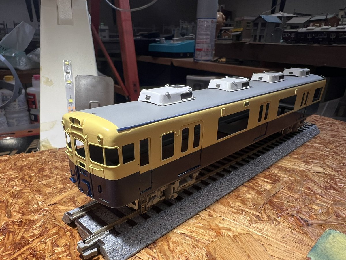 cndgwks's tweet photo. 16番山陽3000系製作記15
今日は家族運用でキャンプ⛺️へ
午前中に帰宅して少し作業を。
雨樋と屋根を塗装しました。
あとは排障���を仮取付してました。カーブで乗務員ハシゴに当たりそうでしたが、カーブでの干渉がなかったのでこのまま進めます。 https://t.co/6jQVzh06n7