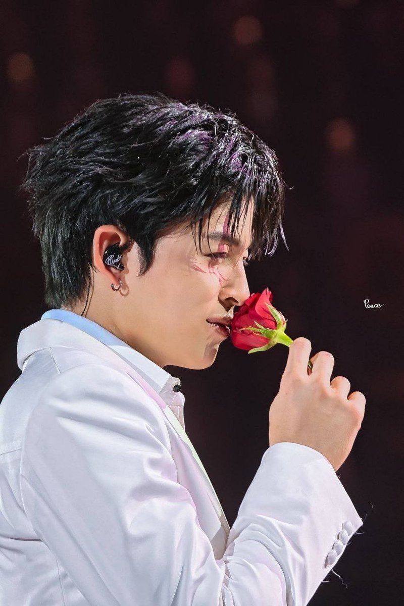 winwin_ht1's tweet photo. နှင်းဆီပန်းနေရာမှာလေးမာ ကိုယ်ဘဲ့ဖြစ်လိုက်ချင် 

PONDPHUWIN SOUL ODYSSEY
#PondPhuwinConcertD2 https://t.co/TmvWvxO6E0