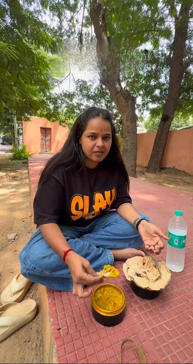 Bhumika_2024's tweet photo. ये कानपुर के रहने वाले दोनों पति-पत्नी हैं, दोनों ने 3 महीने पहले love marriage की थी, आज पत्नी ऑफिस में और पति YouTube पर 1 लाख रुपए कमा रहा है।

दोनों ने जब love marriage की तो रिश्तेदार/गांव वाले ताना मारते थे, खूबसूरत लड़की को पटा कर लाया, ये तेरे साथ नहीं रहने वाली है।

दोनों ने मिलकर मेहनत की और पत्नी राधिका एक office में जोब करतीं हैं, पति उसको खाना बना कर देता है, और YouTube channel पर महीने के लगभग ₹1 से ₹2 लाख रुपए कमा लेता है।

जब गांव में 1 करोड़ का मकान बनाने लगे तो लोगों के होश उड़ गए, रिश्तेदार मिलने के लिए बुला रहे, और गांव वाले साथ खड़े हैं, क्योंकि पावर पैसों की होती है, इंसान की नहीं?