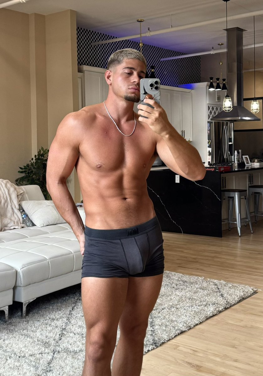 mikethomasvip's tweet photo. Would you date me? https://t.co/YWDzOSM2Ii
