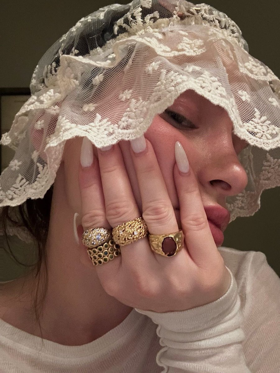 onetruelave's tweet photo. lace detailing https://t.co/S6kfblPciT