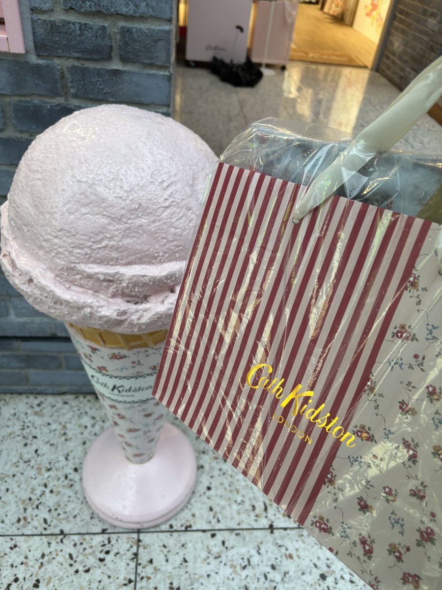 miiko__29's tweet photo. 日本に再上陸して2回目のお買い物🛍️
更に可愛くなって戻ってきてくれてホントに嬉しい❣️ずっと欲しかった犬柄ブックトート🤍表参道店の店員さん皆様終始丁寧に対応してくれて雨だったけどわざわざ行ってよかった🤍
息子とのお出かけにたくさん使います🤍 https://t.co/BmHB9QMryH