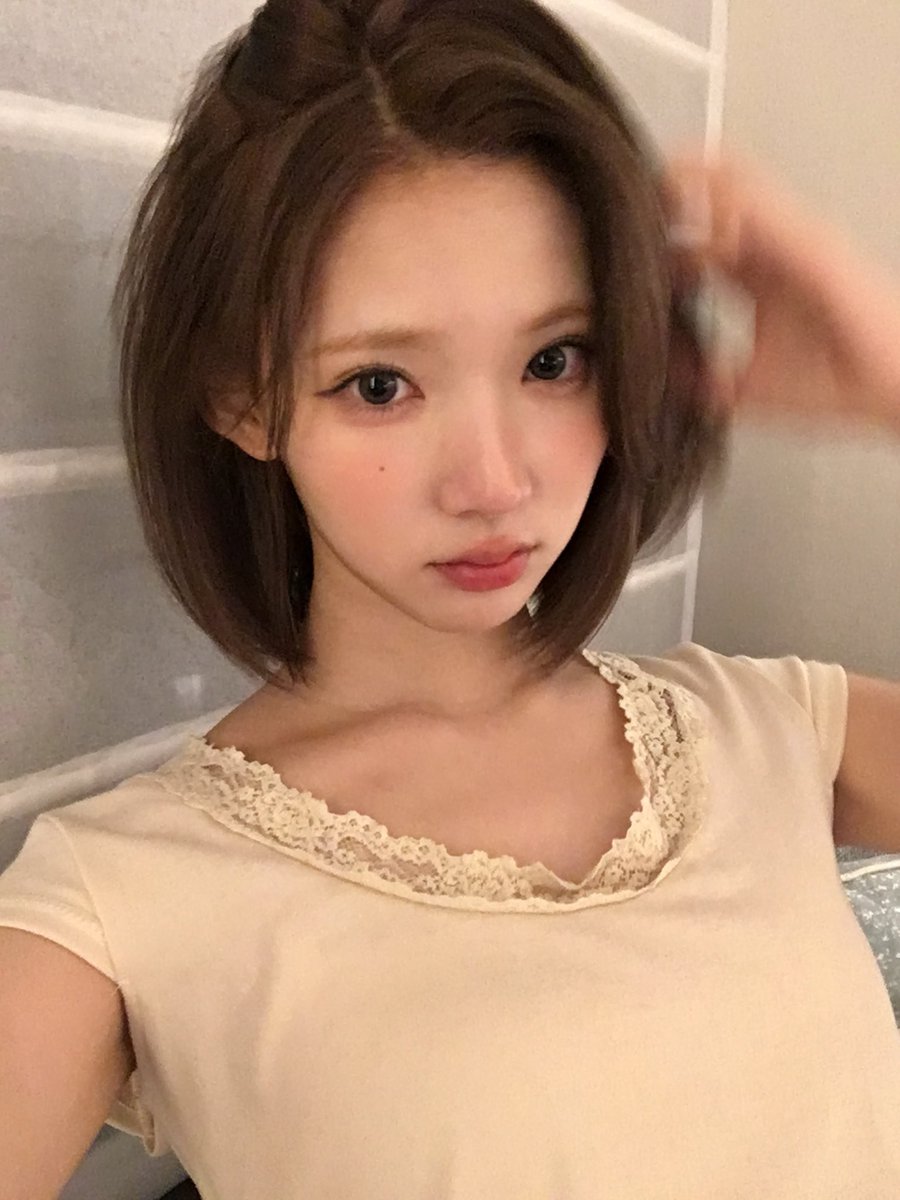 buhixneko's tweet photo. 혹시 하투하 지우님 셀카 폰 기종을 아시는 하츄분들이 있을까요 ..? 너무 아름답고 미인이셔서 폰 기종이라도 손��수하고시픔미 🥹 요즘 제 갤��리를 장악하셨어요 ..💖 https://t.co/nt0kA2wwQD