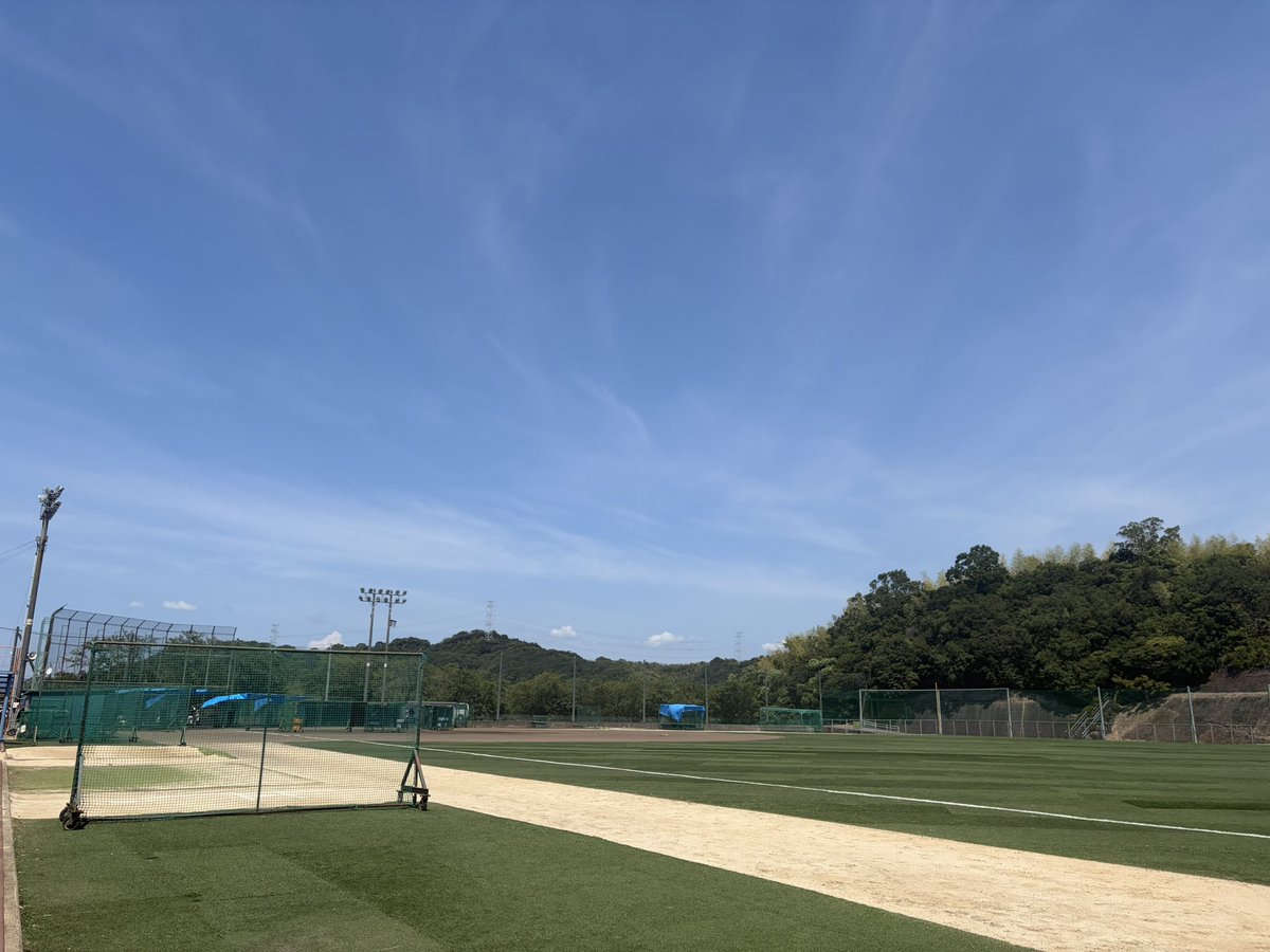 sponichi_kawai's tweet photo. 智弁和歌山は学校での祝勝会を終えてすぐ、グラウンドでカキン！カキン！と打球音が響き始めました。決勝翌日、学校に戻って数時間後には新チームが始動。3年生は打撃マシン担当など練習サポートに回っています。卒業するまで3年生が全力でサポートするのが智弁和歌山の伝統です。 https://t.co/AXoSjssjCo