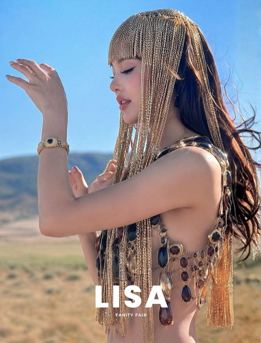 Aarontwips's tweet photo. 29-year-old Lisa is reportedly aiming to become K-pop’s first true Hollywood crossover star in America now 🥵 https://t.co/PEaEiSdaV6