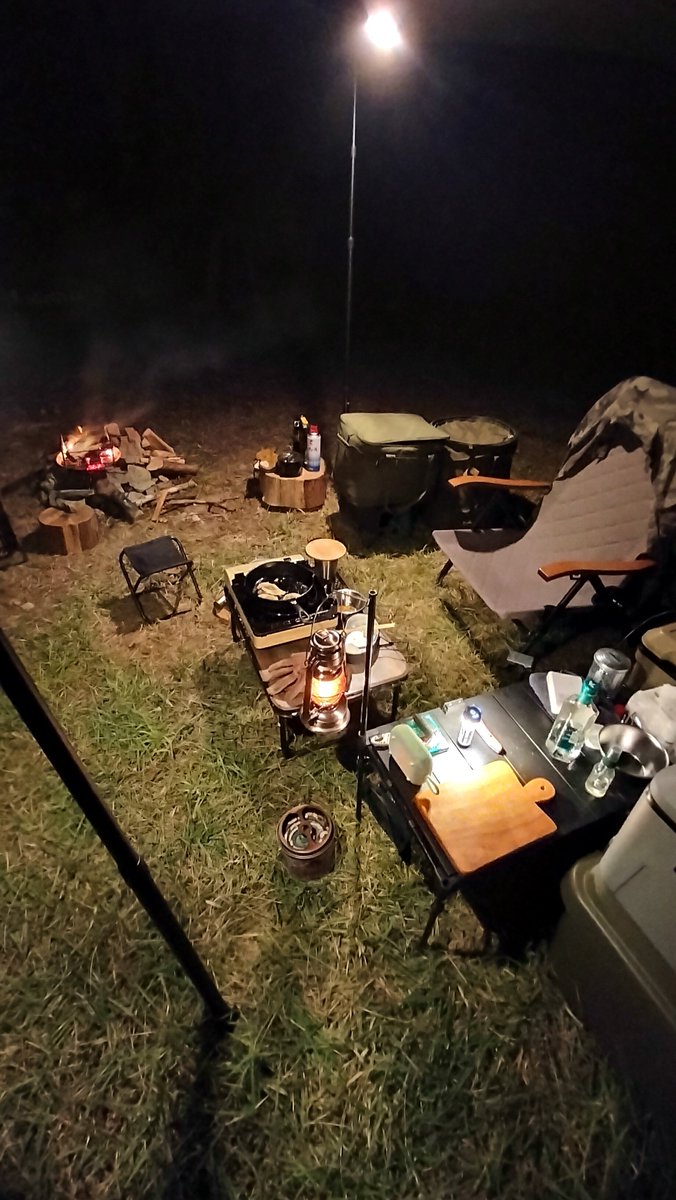 nasubi628's tweet photo. 焼き過ぎ餃子。
朝9時の気温。湿度が96…
結局暑くて梯子作り出来ず。
#ソロキャン https://t.co/oE51P4TGq1