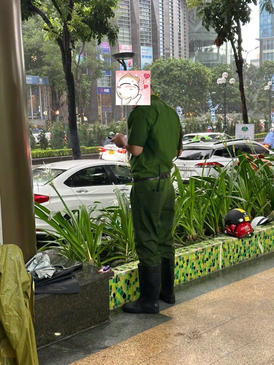 youuxingg's tweet photo. Thích trời mưa quá, cứ mưa vậy đi
#uniform #ủng #police https://t.co/32R0sPSLvx