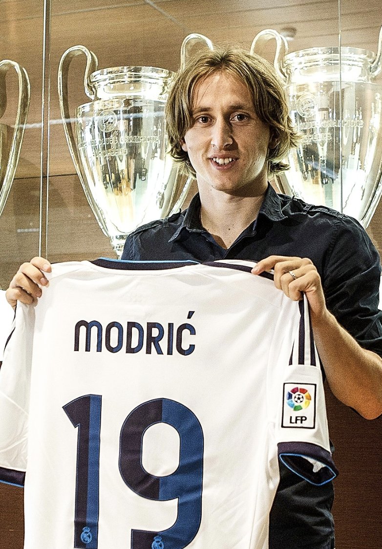 Footballtweet's tweet photo. 📅 On this day, in 2012, Real Madrid signed Luka Modrić from Tottenham Hotspur for £30M.

He went on to win 𝗘𝗩𝗘𝗥𝗬𝗧𝗛𝗜𝗡𝗚 and goes down as one of the club's greatest players. 

🏆🏆🏆🏆🏆🏆 Champions League
🏆🏆🏆🏆🏆 Supercopa de España
🏆🏆🏆🏆🏆 UEFA Super Cup
🏆🏆🏆🏆🏆 Club World Cup
🏆🏆🏆🏆 La Liga
🏆🏆 Copa del Rey
🏆 Intercontinental Cup
🏆 Ballon d'Or (2018)