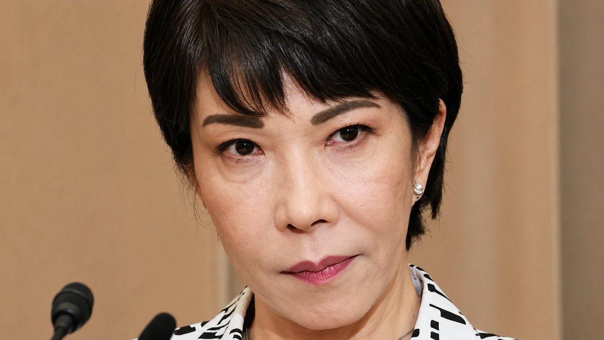 KAZfazeone's tweet photo. 公邸で過ごす時間が必要？

そりゃ分かる。

でもさ、それが「寝てないアピール」や「オバケが出た」みたいな発信のために使われているなら、話が違うんだわ。

国民が知りたいのは
総理がどれだけ大変な生活をしているかじゃない。

何を考えて
何を決めて
どう国民に説明するのか？

そこだろがー👊

会見はほぼ無し
あっても想定問答の読み上げ💦

「準備に時間をかけています」と言うなら、その準備の成果を国会で見せてくれよ。

でも実際は、特別国会への出席は歴代首相と比べても極端に少ない。

じゃあ
その膨大な時間で何を準備していたんだ？

寝てないアピール？
イメージ作り？

ちげぇーだろっ！

政治家に必要なのは「頑張っている私」を見せることじゃない。

国民の前��立って、説明して、責任を果たすことやぞ